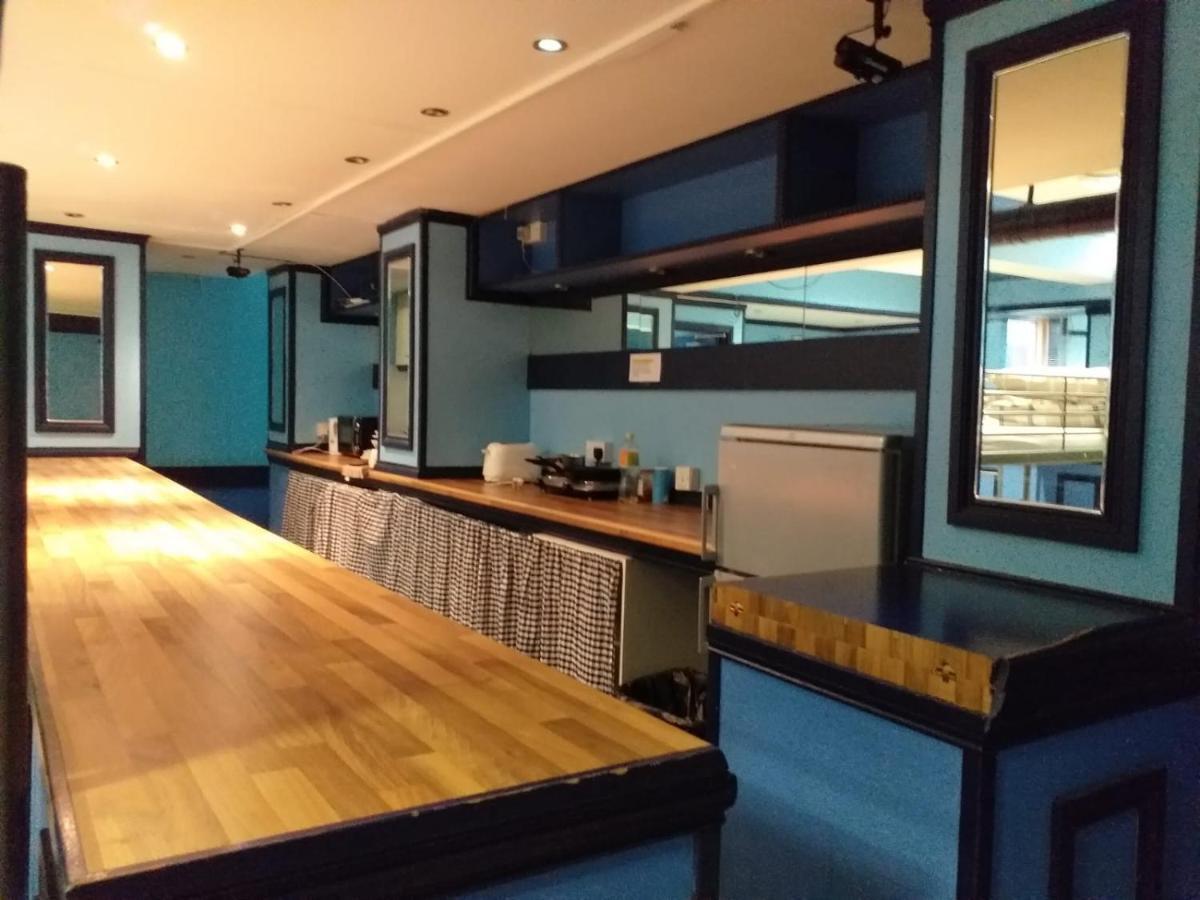 The Queens Hostel Лондон Экстерьер фото