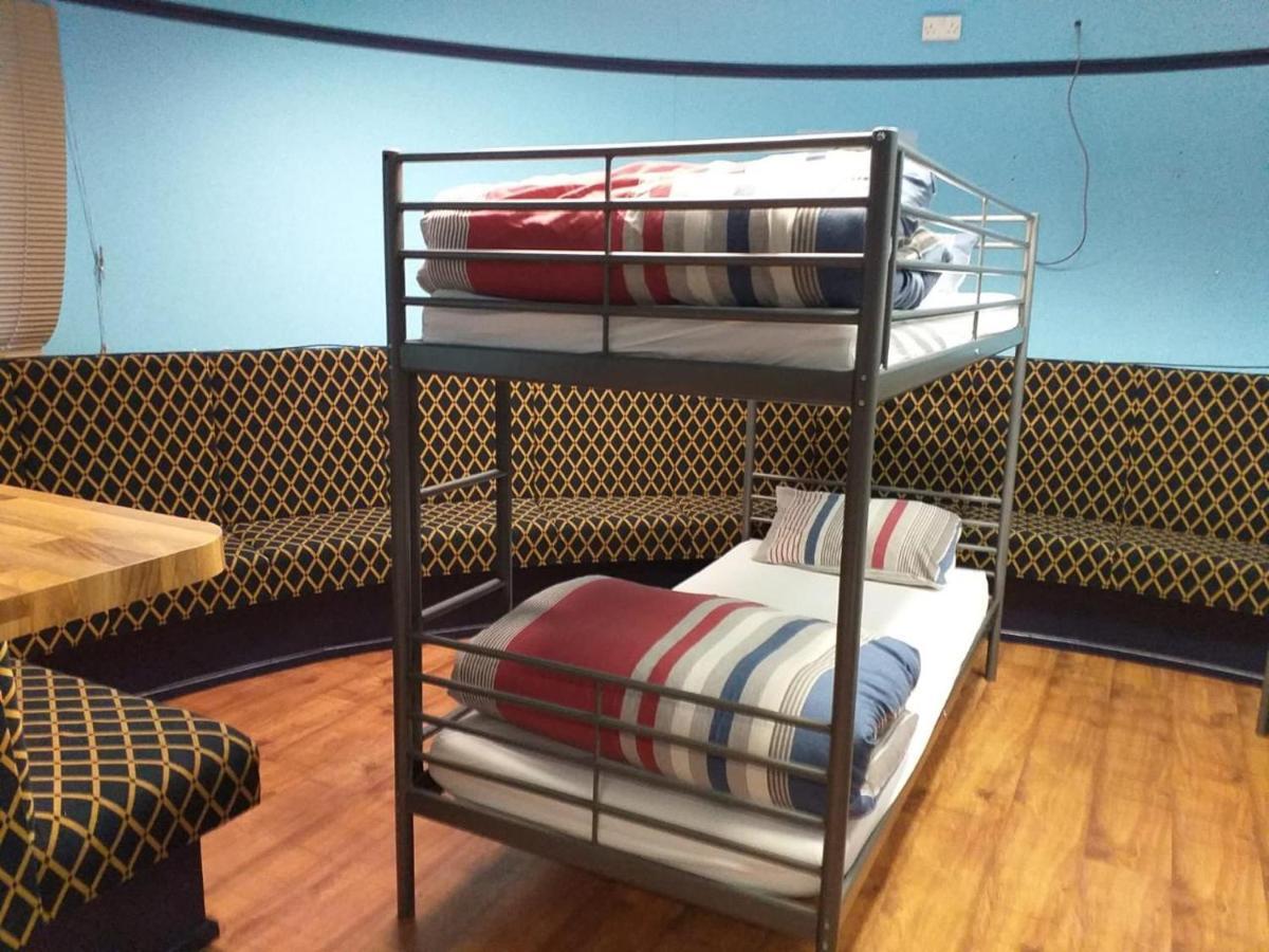 The Queens Hostel Лондон Экстерьер фото