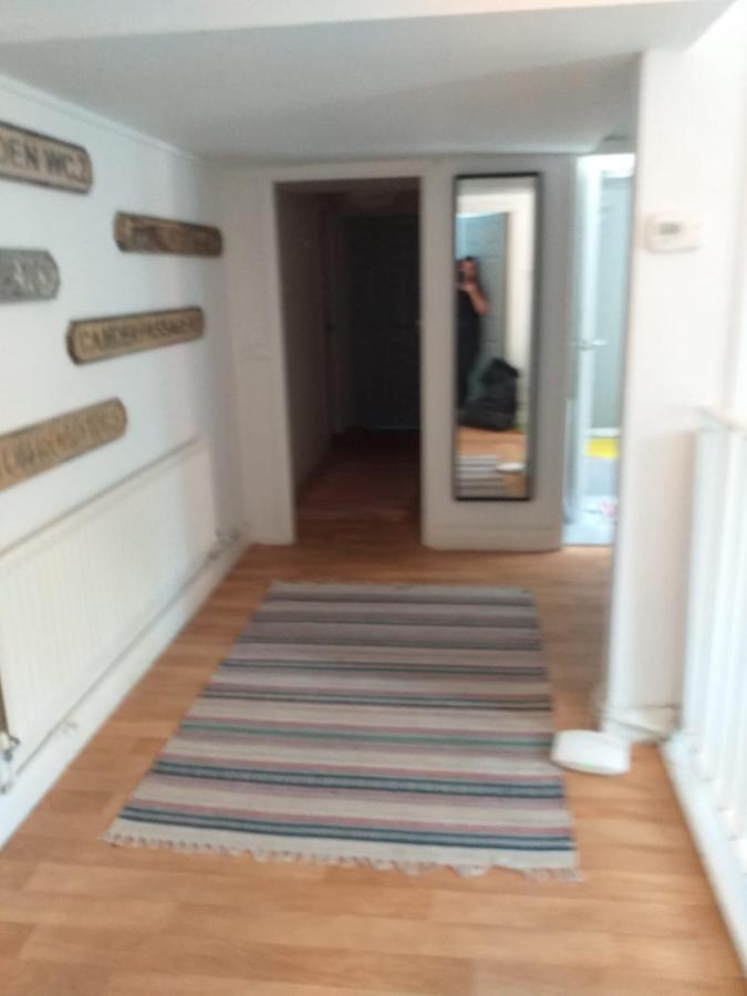 The Queens Hostel Лондон Экстерьер фото